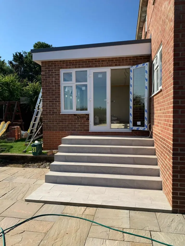 Garden building with full-height glazing at the rear of an Oxford property